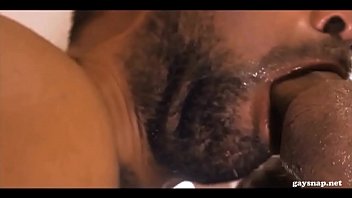 Preview 4 of Woman May - Zwei schwule behaarte Muskel Gays beim Ficken unter der Dusche