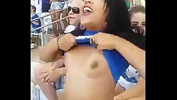 Preview 4 of Shelly Fucked - Torcedora-do-cruzeiro-mostrando-os-seios-durante-jogo-no-Mineir&atilde_o