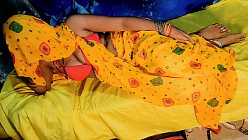 Preview 1 of Desi Mom Ki Chut - Desi sexy wife best yellow sexy sharee hard fuck sex videos