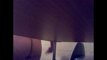Preview 2 of Chakrodasss Porn - Espiando en el ba&ntilde_o 4