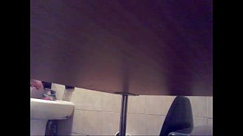 Preview 3 of Chakrodasss Porn - Espiando en el ba&ntilde_o 4
