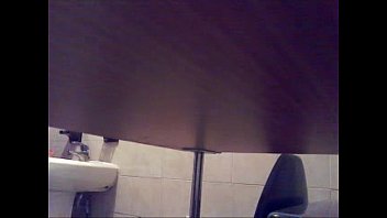 Preview 1 of Chakrodasss Porn - Espiando en el ba&ntilde_o 4