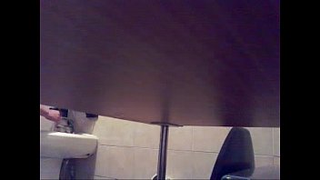 Preview 4 of Chakrodasss Porn - Espiando en el ba&ntilde_o 4