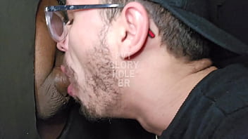 Preview 3 of Poo Chaturbate - Motorista de app rabudo e do pau uncut lindo deu uma pausa nas corridas para gozar no GloryHole!!! (COMPLETO NO RED)