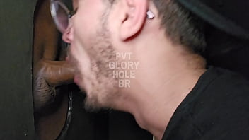 Preview 4 of Poo Chaturbate - Motorista de app rabudo e do pau uncut lindo deu uma pausa nas corridas para gozar no GloryHole!!! (COMPLETO NO RED)