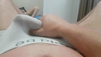 Preview 1 of Aafreka Hors Xxx Girl - Pitoquinho gozando por baixo da cueca