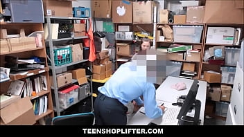 Preview 2 of Bucetao Arrombada - TeenShoplifter - Cute Teen Caught Stealing Fucked By Security Guard - Carolina Sweets,  Justin Magnum