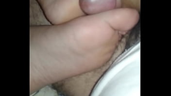Preview 2 of While Did Not At Home - me masturbo con pies