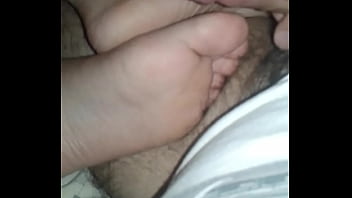 Preview 1 of While Did Not At Home - me masturbo con pies
