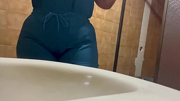 Preview 4 of Real Virgin Boy Dick Fuck 1st - ENFERMERA CAPATADA MEANDO EN BA&Ntilde_O DEL CONSULTORIO DEL DOCTOR GUZMAN