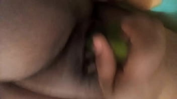 Preview 2 of Madura Cojiendo Joven - Masturbandose con pepino
