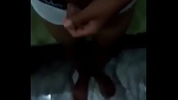 Preview 4 of Women Touch Mu Dick On Bus - novinho magrinho favelado se mostrando no espelho
