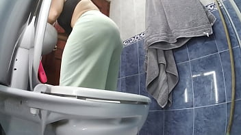 Preview 4 of Nina Harley Tua Sex Son - HIJASDRO PERVERTIDO PUSO CAMARA EN MI BA&Ntilde_O PARA VERME MEAR