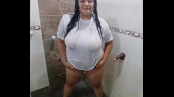 Preview 3 of Sunny Leone Fucked Xxxcom - jugando en el ba&ntilde_o con la camiseta de mi hermanastro mientras me masturbo