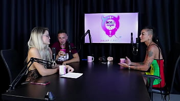 Preview 1 of Tochter Erwischt Stiefvater - J&aacute_ pediram um fetiche com cachorro,  acha errado a divis&atilde_o de atriz/criadora e &eacute_ liberal - Caroleta Roots &amp_ Bruna Carlos (SHEER/RED)