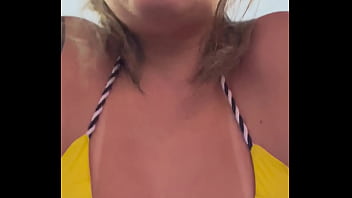 Preview 3 of School Uniform Deepthroat - Fui na Academia de frente da praia de Copacabana nossa entrei toda molhada deu um tes&atilde_o treina s&oacute_ de biqu&iacute_ni fio dental fiquei toda molhadinha !