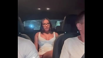 Preview 1 of Vaciel - Novinha asi&aacute_tica pagou o Uber com sexo na rua