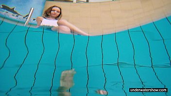 Preview 1 of Porno 974 Com - Teen girl Avenna is swimming in the pool