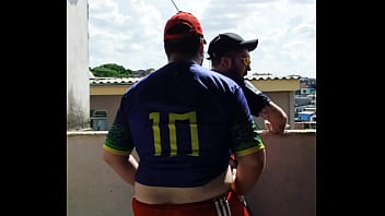 Preview 3 of Son Fuckin Stepmom - Urs&atilde_o maloka comendo branquinho tatuado na laje (COMPLETO NO RED)