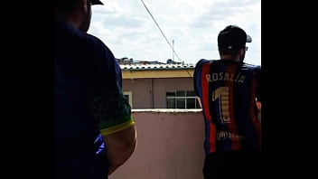 Preview 1 of Son Fuckin Stepmom - Urs&atilde_o maloka comendo branquinho tatuado na laje (COMPLETO NO RED)