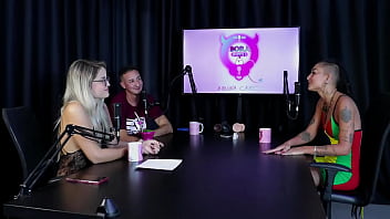 Preview 3 of Xxx Cynne - Come&ccedil_ou vendendo packs,  desde cedo gostava de exibir o corpo,  se identifica como Pansexual e quando teve que dominar... - Caroleta Roots &amp_ Bruna Carlos (SHEER/RED)