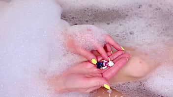 Preview 2 of Anal Bee G - GIANTESS: Mia Mimi Giantess&#039_s bubble bath