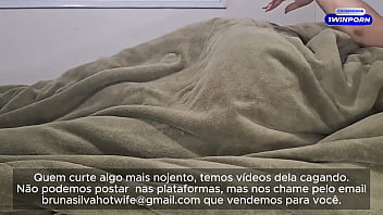 Preview 1 of Agatha Eneti - Dona de casa casada goza sendo chupada pelo corno e quase &eacute_ flagrada pelo filho (veja a parte 2)
