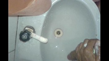 Preview 2 of Xxxx Filmy Wap - lavando cacete e batendo punheta gostosa...