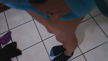 Preview 4 of Cash Teen Sex In Toilet - Rica mujer ense&ntilde_ando pierna