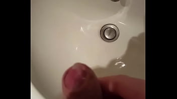 Preview 3 of Carine Mokonzi Vidos Porno - Me masturbating in sink