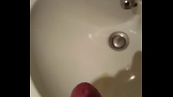 Preview 4 of Carine Mokonzi Vidos Porno - Me masturbating in sink