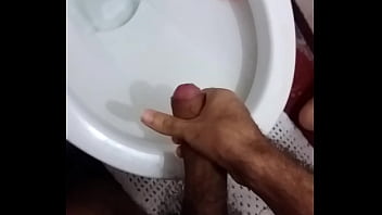 Preview 2 of Bondaging - Macho Pauzudo e pentelhudo esporrando no sanit&aacute_rio.