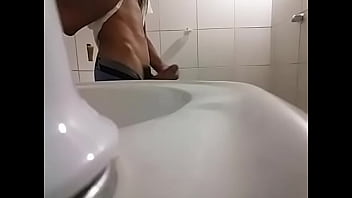 Preview 2 of Xxxl Asian - Batendo uma no banheiro