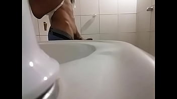 Preview 3 of Xxxl Asian - Batendo uma no banheiro
