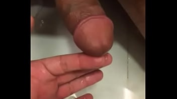 Preview 4 of Facials Compilations Porno - M&atilde_o amiga no banheirao - fazendo gozar