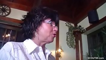 Preview 1 of Beauty X Xx - Mutti hilf dem Gast in der Kneipe und laesst sich ficken