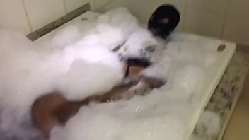 Preview 1 of Craysi Porn - VEM TOMAR ESSE BANHO COMIGO AMORE