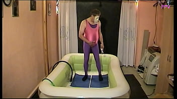 Preview 2 of Angela Baron 4way - Im Catsuit (Spandex-Anzug) Wichsen,  Pissen,  Pee und Duschen
