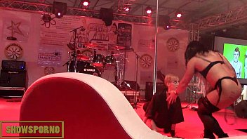 Preview 1 of Deux Amazing Sexs - Strong lesbian brunette fucking slim blonde