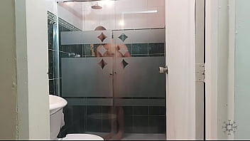 Preview 1 of Anakin Mom - My horny stepsister cleans the bathroom,  she doesn&#039_t wait for me to finish bathing- Porn in Spanish. we ended up fucking.