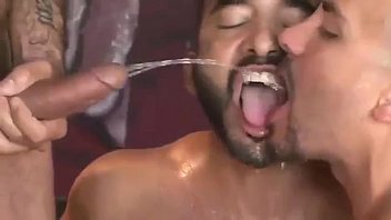Preview 4 of Mom And Son Exotic - Cara mijando e fodendo gostoso dois putinhos