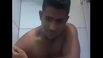 Preview 2 of 2 Feet Lun - Novinho fala putaria e toma banho na cam