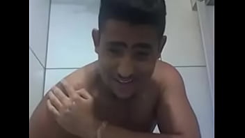 Preview 1 of 2 Feet Lun - Novinho fala putaria e toma banho na cam