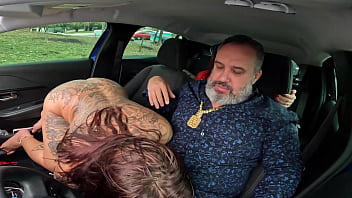 Preview 3 of Men Hot Mature Mom Son - Luizza Saito na sua primeira vez pintou o sete dentro da carona chupou e sentou
