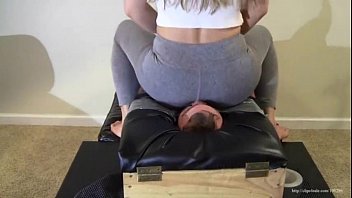 Preview 2 of Casal Chupa Mg - Facesit in leggings