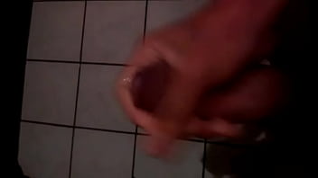 Preview 4 of Subindo Na Arvore Sem Calcinha - 20161121 215435
