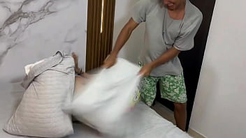 Preview 1 of High Heels Footjob - JUEGO A LA LUCHA DE ALMOHADAS CON MI CU&Ntilde_ADO Y TERMINO MORDIENDO LA ALMOHADA CON SU VERGA EN MI CO&Ntilde_O