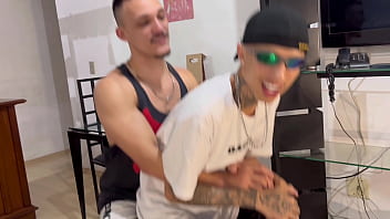 Preview 2 of Daphne And Violette Threesome - Me chamaram para ser personal,  e acabei fudendo os dois