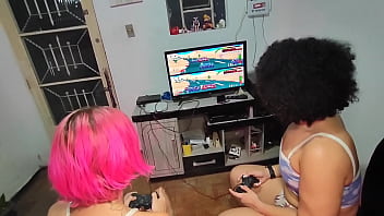 Preview 1 of Diomand Jackson Group Sex - Russah safada perdeu no v&iacute_deo game pra Sofie Lollipop e teve que chupar o pau dela ate ela gozar na cara dela