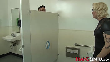 Preview 1 of Emine Beim Ficken - Cute shemale Isabella Sorrenti sucks big cock at gloryhole